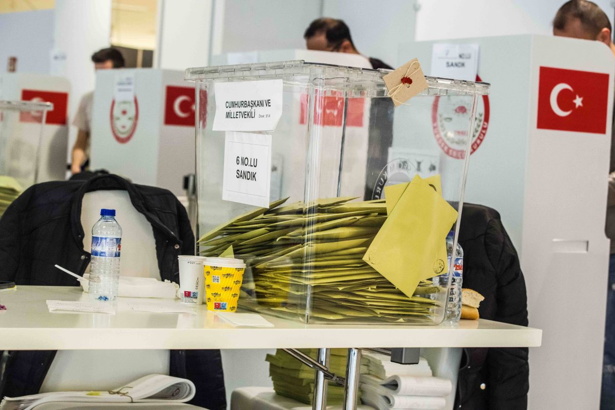 Der Wahlkrimi in der TÃ¼rkei schlÃ¤gt ein neues Kapitel auf. In zwei Wochen stimmen die Menschen in einer Stichwahl ab. Hierzulande geht das frÃ¼her.