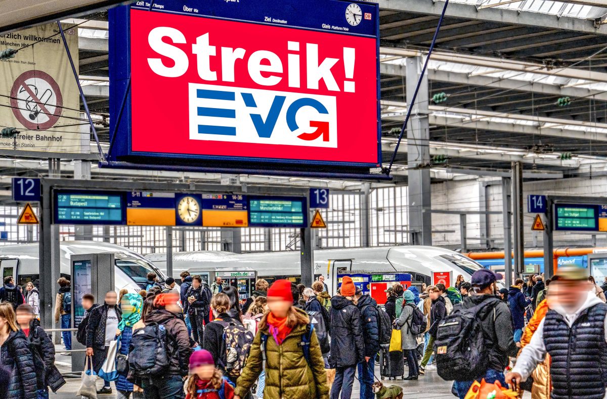 EVG Mega-Streik auf Anzeigetafel, Reisende, Züge im Bahnhof