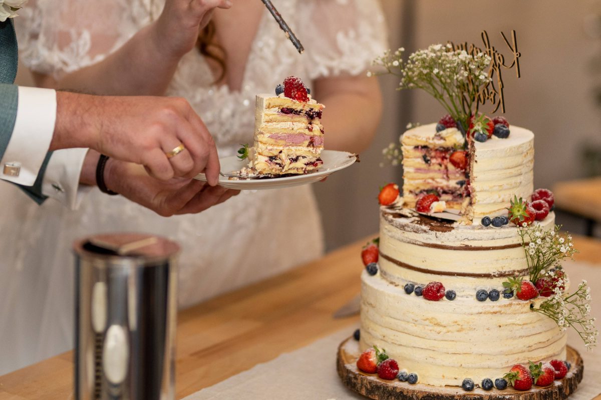 Hochzeit: Braut serviert DAS am Buffet – ihrer Schwester kommt sofort die Galle hoch