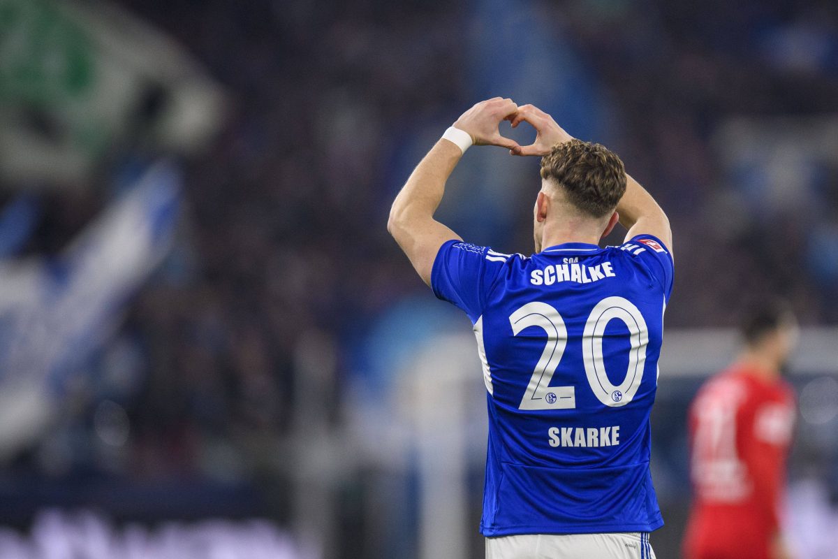 Tim Skarke jubelt im Trikot des FC Schalke 04.