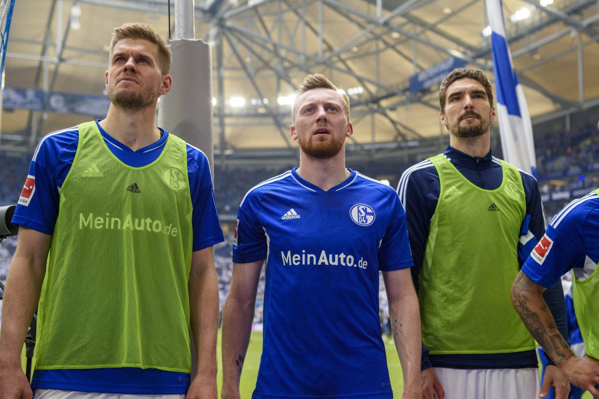 Schalke S04 Spieler (Gelsenkirchen) beim Spiel gegen Eintracht Frankfurt blicken Grimmig schräg über die Kamera hinweg