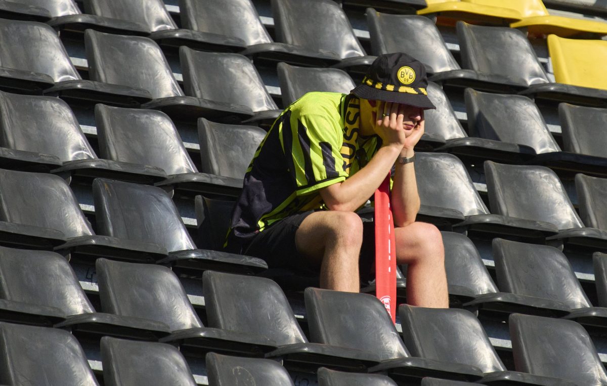 Ein Fan von Borussia Dortmund trauert.