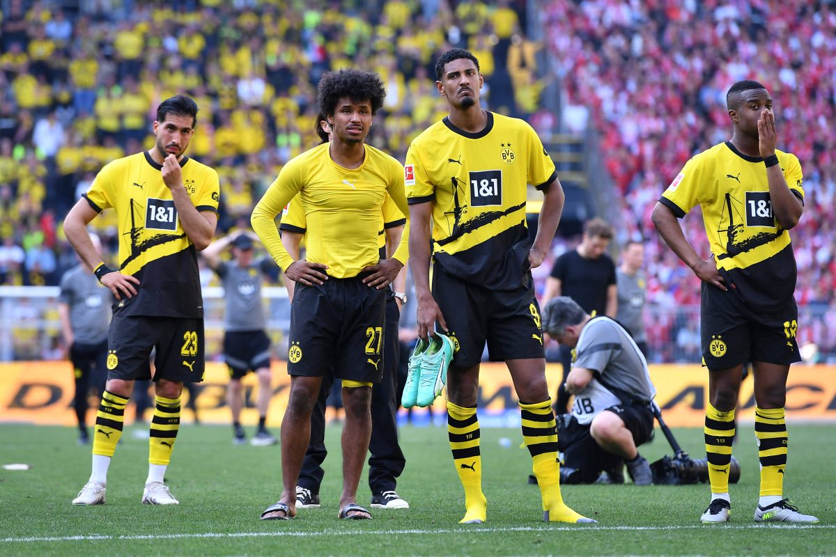 Borussia Dortmund: Karim Adeyemi und Sebastien Haller blicken niedergeschlagen zur Südtribüne.