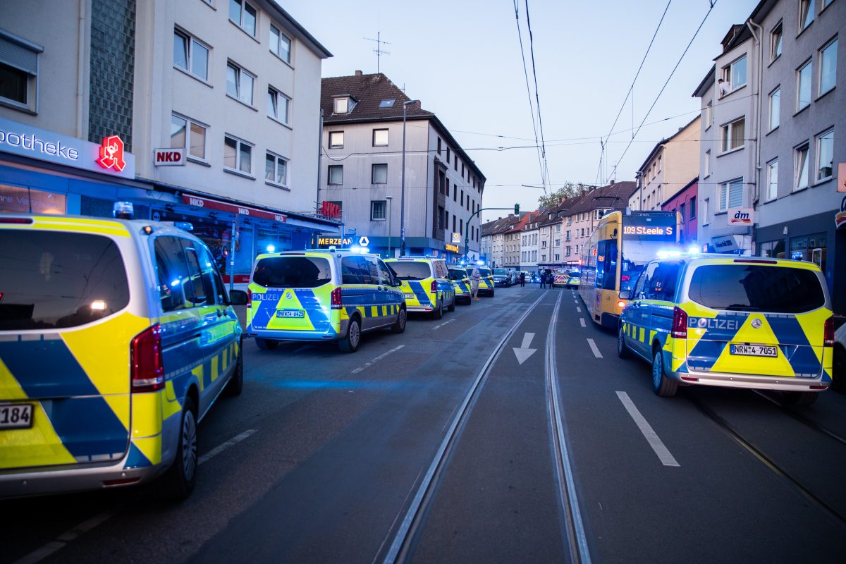 Essen: Kneipenschlägerei eskaliert völlig ++ Polizisten angegriffen ++ Ruhrbahn unterbricht Verkehr