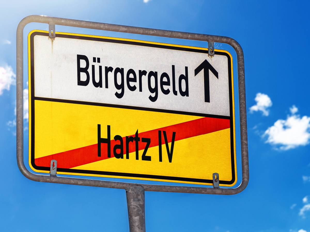 Ein Ortsschild, auf dem Bürgergeld und Hartz 4 geschrieben stehen.