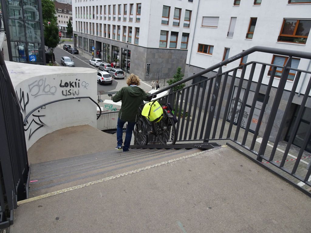 Mülheim Ruhrpromenade, Fahrradfahrer trägt Rad runter