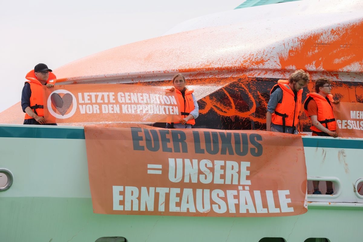 Die Proteste für mehr Klimaschutz nehmen kein Ende. Jetzt besprühten die Aktivisten der 