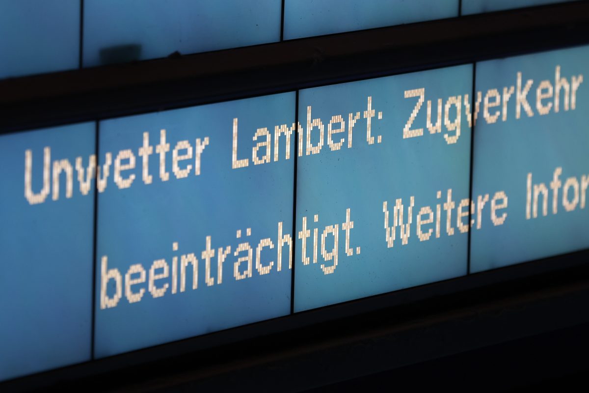 Deutsche Bahn in NRW Infotafel "Unwetter Lambert: Zugverkehr beeinträchtigt."