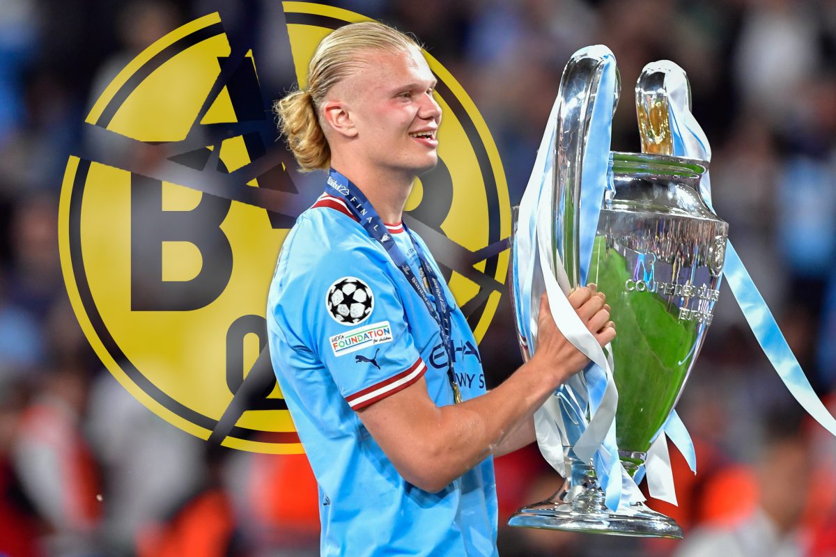 Erling Haaland hält glücklich die Champions-League-Trophäe.