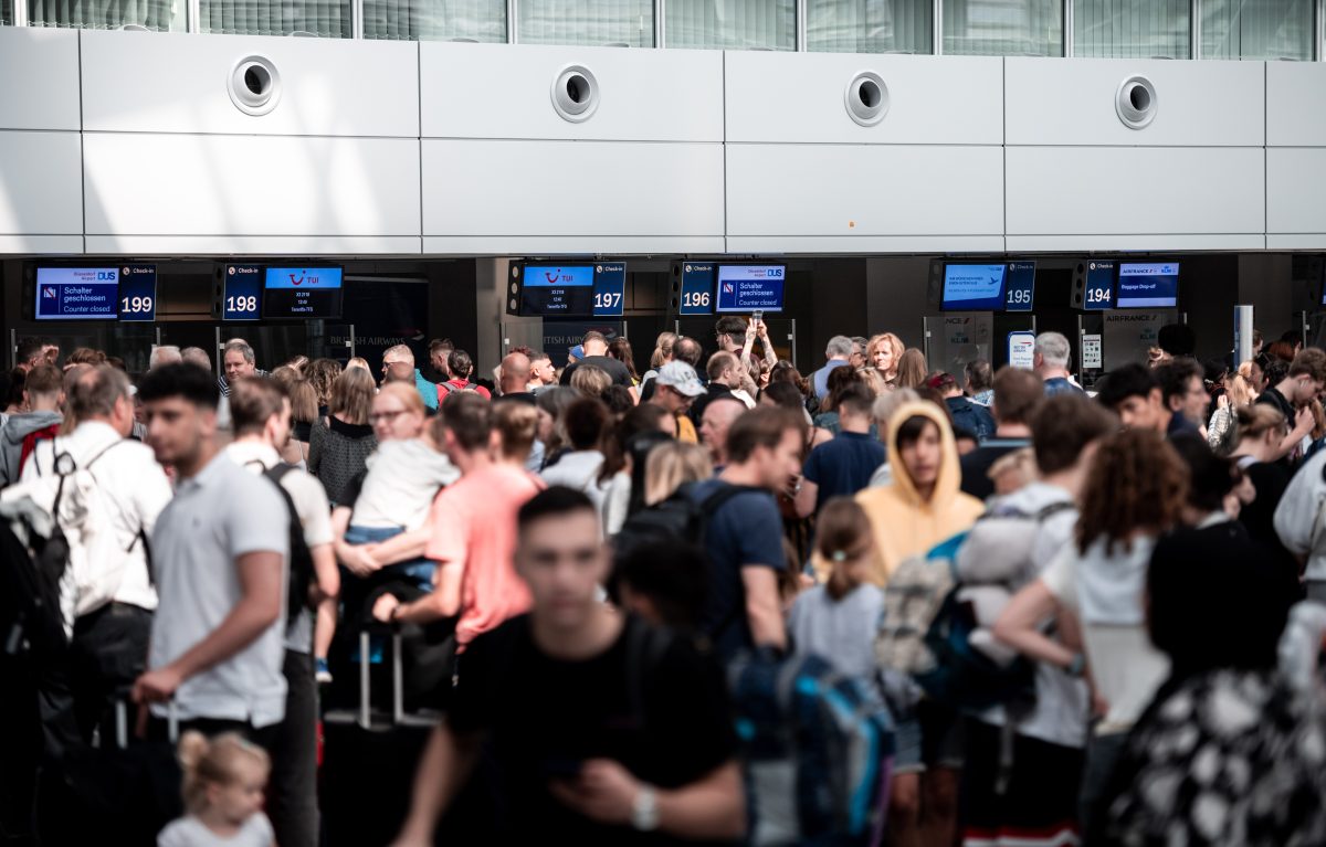 Eingangshalle im Flughafen Düsseldorf voller Menschen