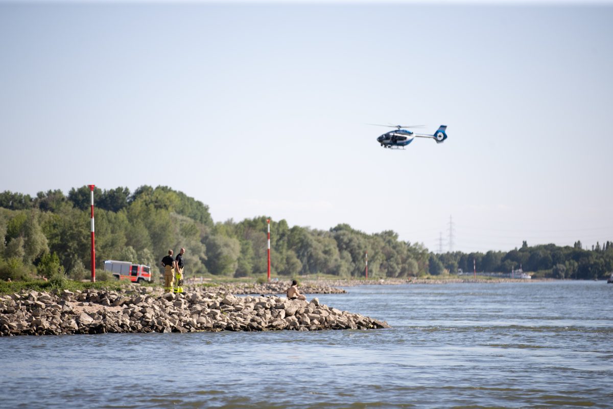 Hubschrauber sucht Rhein in NRW ab