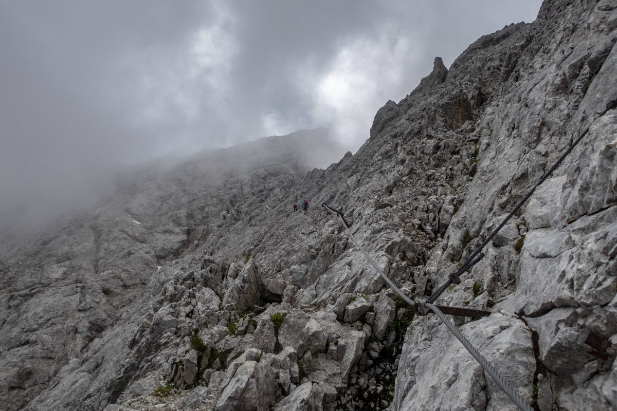 Ein Kletterer stürzt an der Zugspitze hunderte Meter in die Tiefe und stirbt. Elf weitere Bergsteiger müssen mit Hubschraubern gerettet werden.
