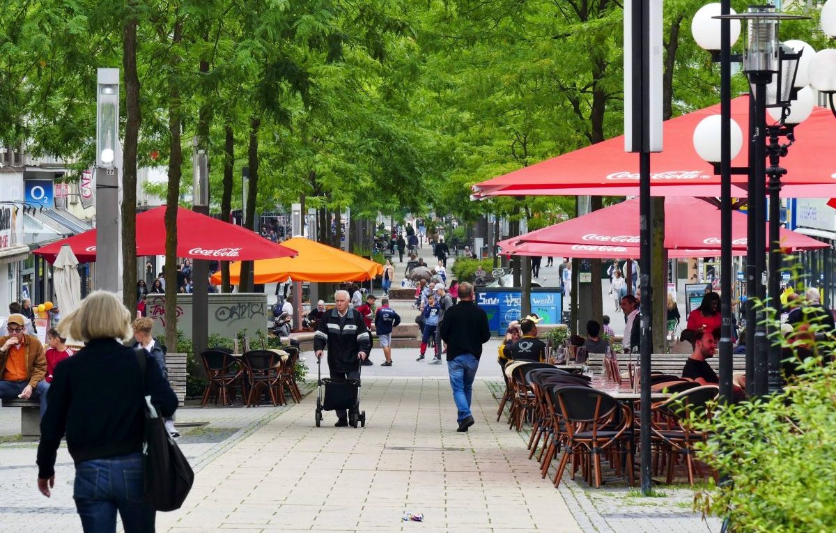Herne, Ruhrgebiet, Innenstadt, Cafés und Fußgänger