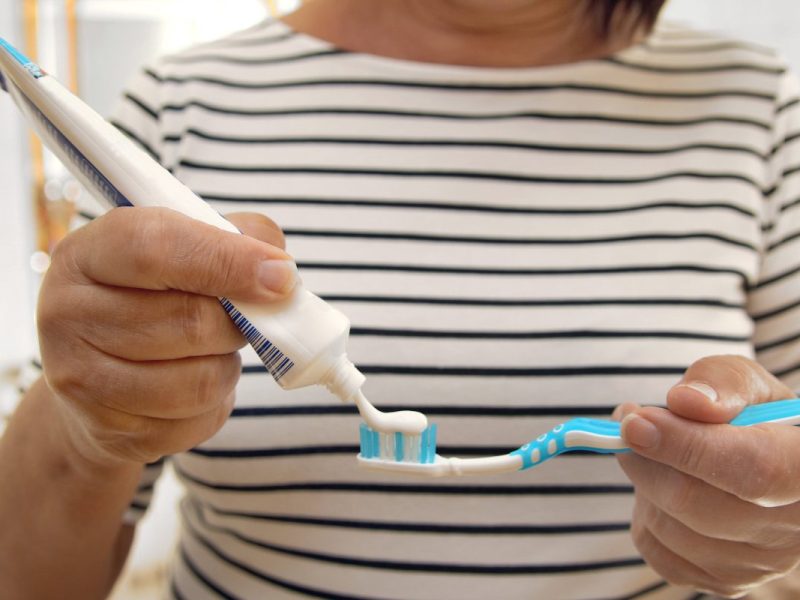 Aldi, dm und Co.: Zahnpasta im Test – Warnung vor gefährlichen Inhaltsstoffen