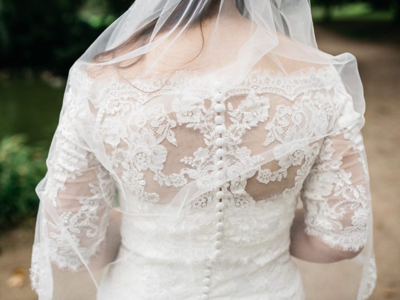 Hochzeit: „Direkt ins Gefängnis“ – Mutter des Bräutigams kassiert für Outfit Mega-Shitstorm