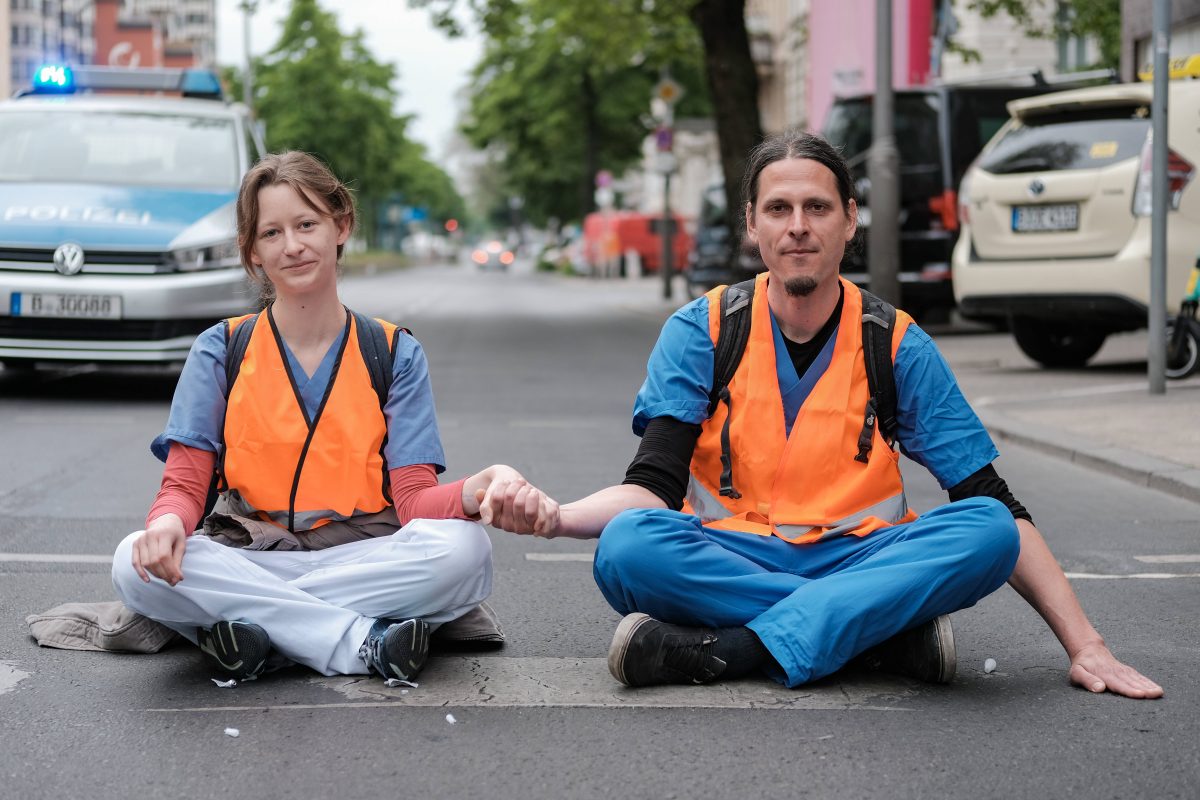 Klimaaktivisten der Letzten Generation auf der Straße.