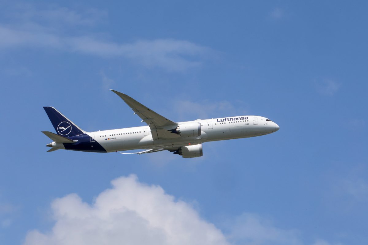 Lufthansa-Flugzeug am Himmel