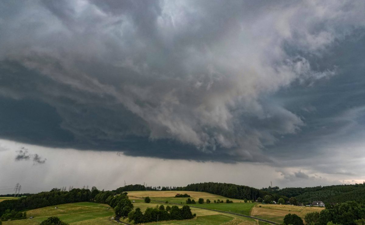 Himmel überm Sauerland in NRW verdunkelt durch Gewitter
