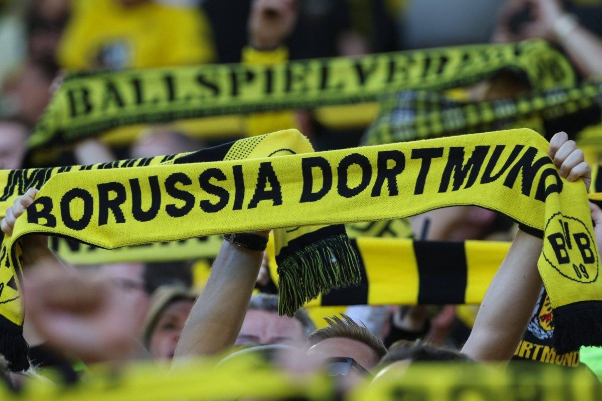 BVB-Dortmund-Fans halten Schals hoch