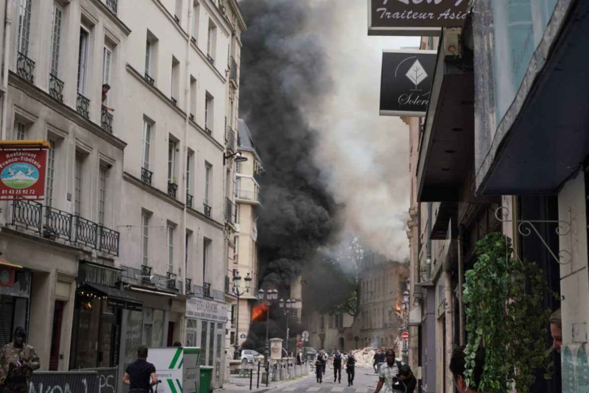 Paris: Heftige Explosion im Zentrum! Schockierende Aufnahmen zeigen Gebäude in Flammen ++ Viele Verletzte