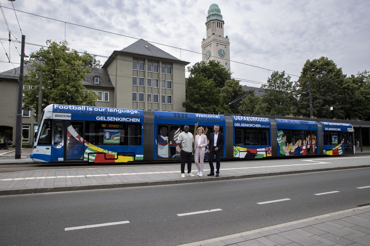 Gelsenkirchen: Schalke-Fans spitzen die Ohren – als diese Straßenbahn-Durchsage ertönt, gibt es kein Halten mehr