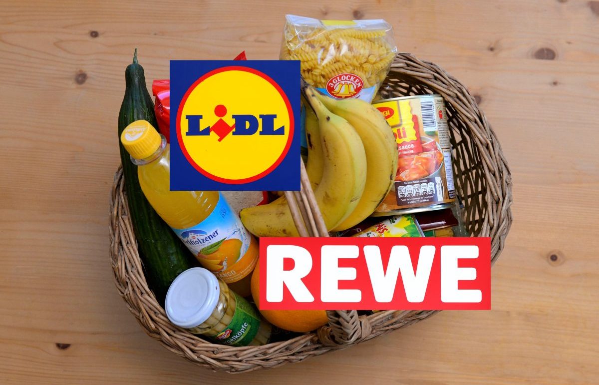 Einkaufskorb mit verschiedenen Lebensmitteln, Logos von Rewe und Lidl
