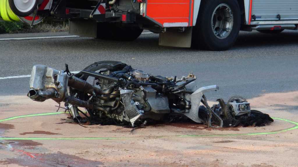 Ausgebranntes Motorrad auf der A44 in NRW