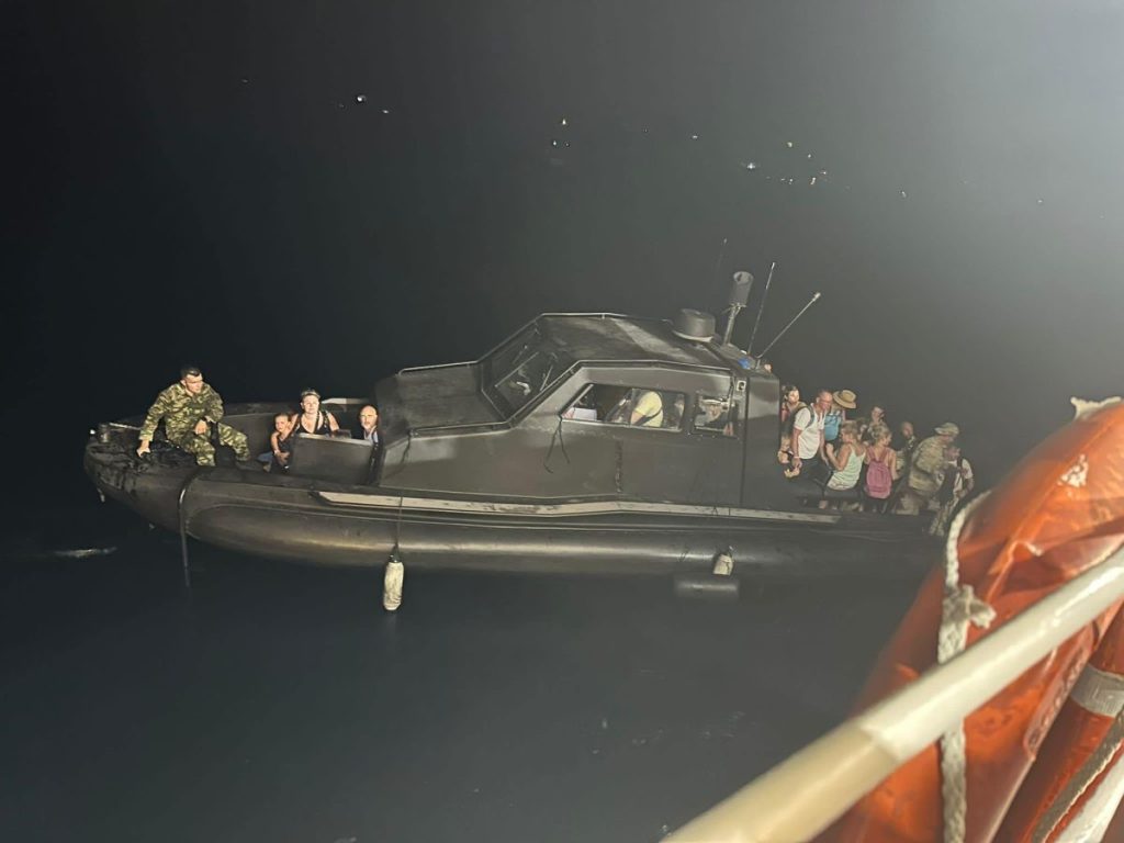Rhodos: Mit Militärbooten ging es für die evakuierten Touristen vom Strand aus weiter.