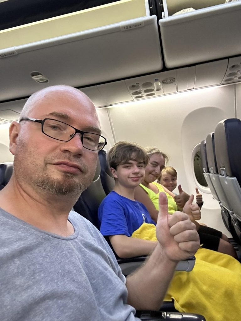 Damian V. und seine Familie auf dem Rückflug nach Deutschland.