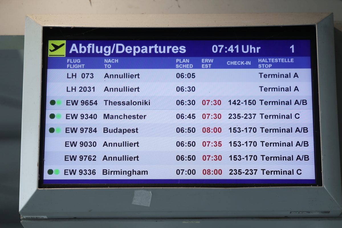 Anflugtafel im Flughafen Düsseldorf zeigt Verspätungen und Ausfälle wegen "Letzter Generation"-Aktion