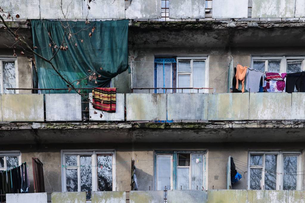 Ein stark saniebungsbedürftiges Wohnhaus im Stadtleben in Chisinau, Moldawien.