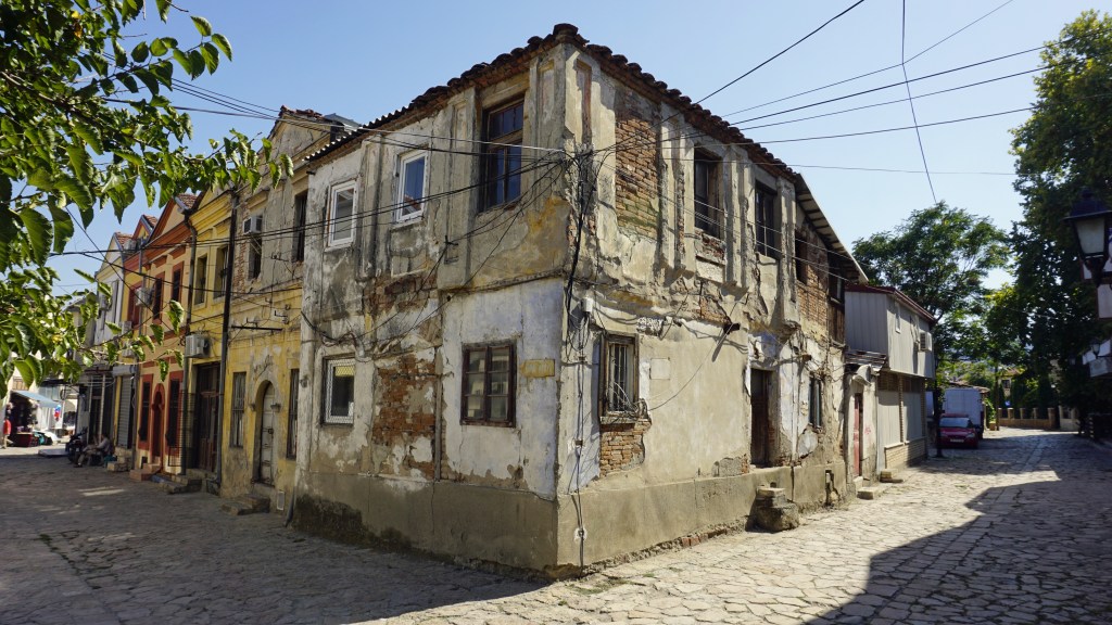 Sanierungsbedürftige Häuser in der bekannten Altstadt von Skopje.