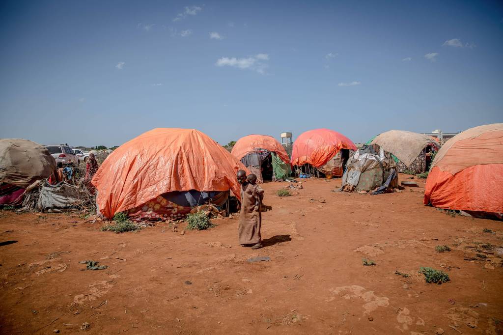 Zwei Kinder stehen vor einem provisorischen Zeltlager in Somalia.