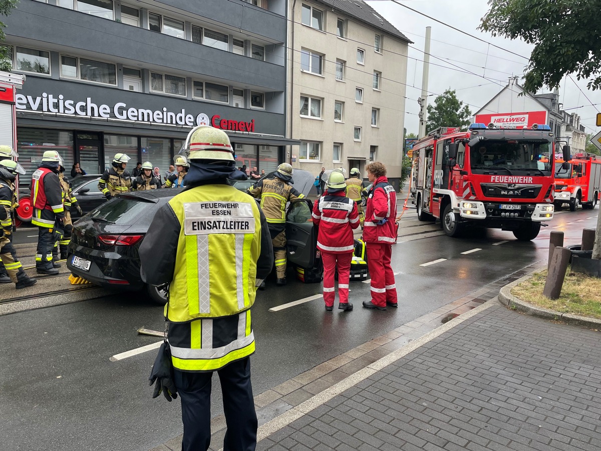 Essen: Schwerer Unfall! Auto kracht in Straßenbahn ++ Fahrer eingeklemmt