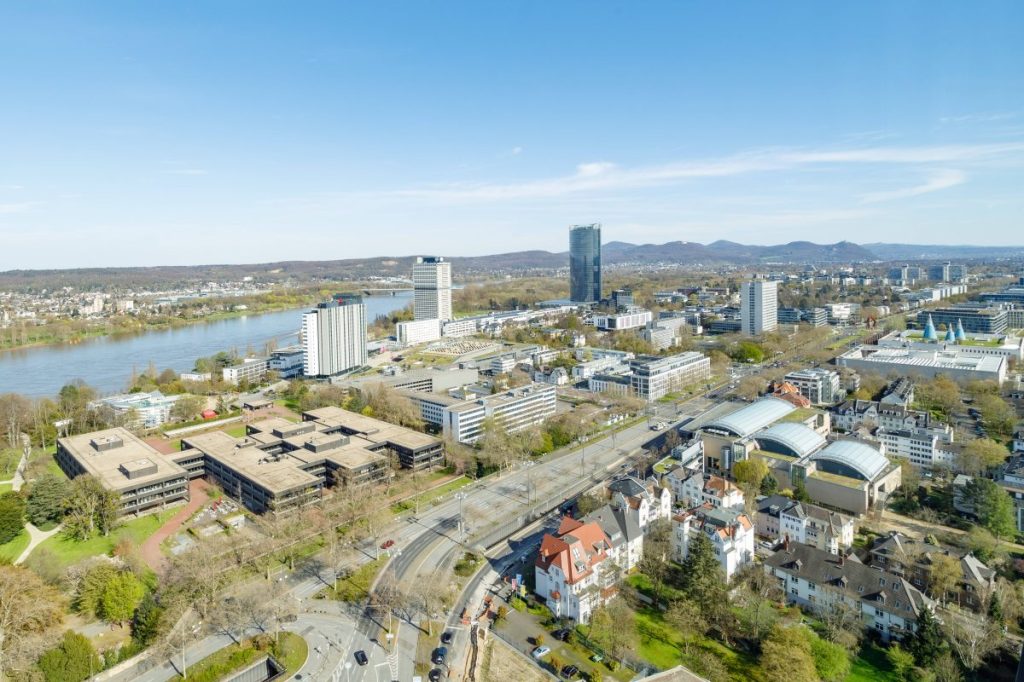 Ausblick auf das Bundesviertel, WCCB, Post Tower und Siebengebirge von der Roof Top Lounge im 27. Stock - Coworking Spaces in Bonn,