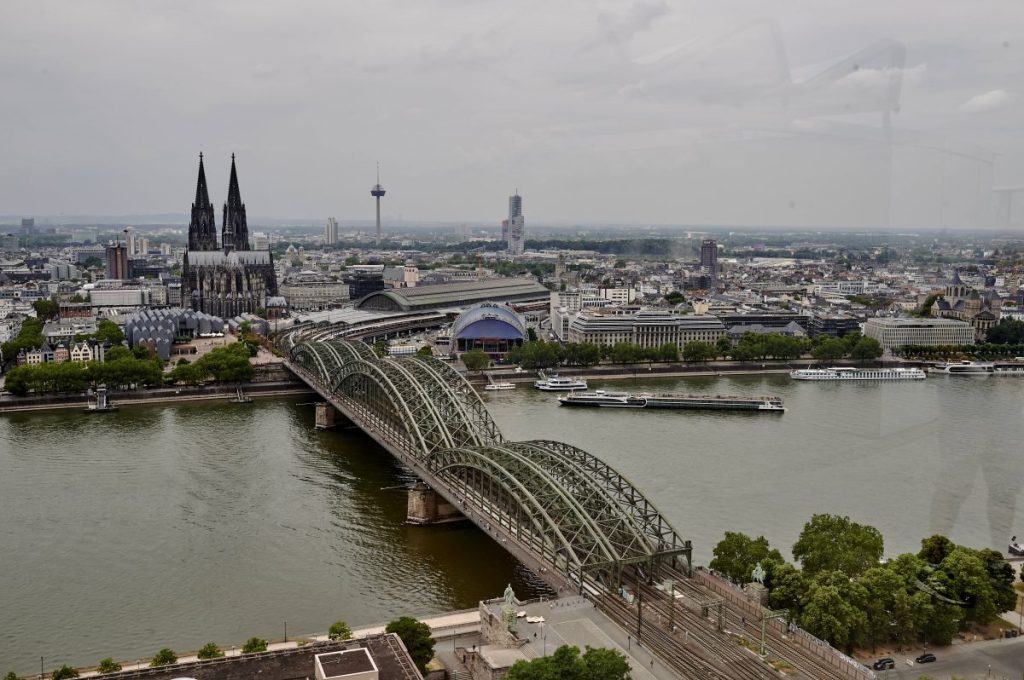 Luftaufnahme der Hohenzollernbrücke in Köln.