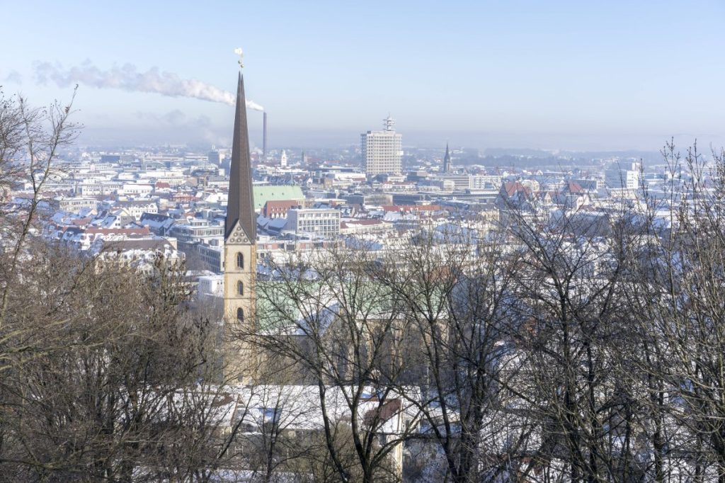 Blick von der Sparrenburg auf das verschneite Bielefeld mit der Neustädter Marienkirche.