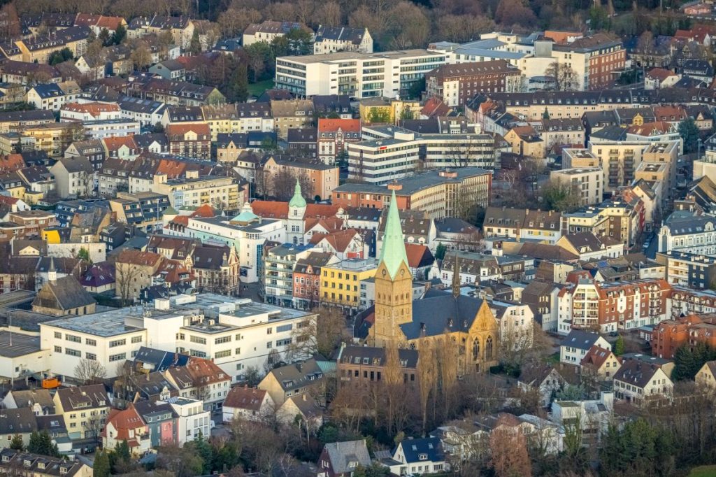 Innenstadtansicht mit Propsteikirche St. Gertrud von Brabant, Rathaus, Wattenscheid, Bochum.