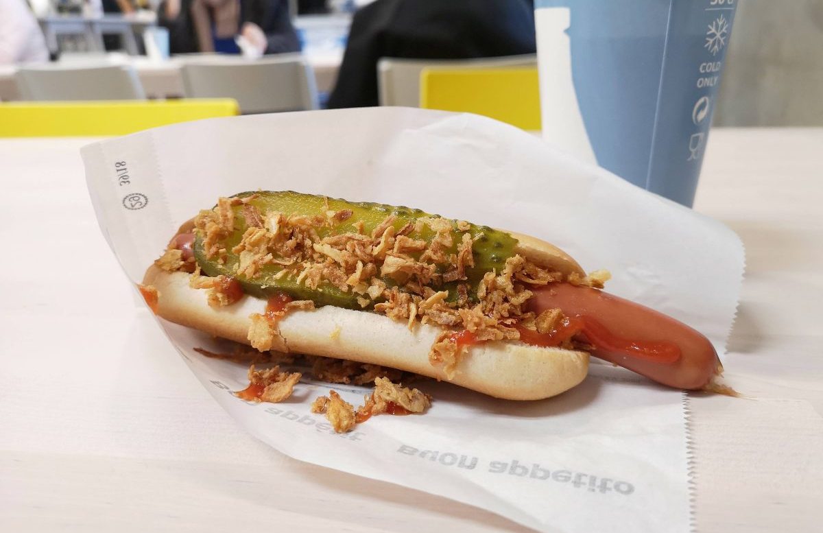 Ikea Hotdog und Getränk auf Tisch