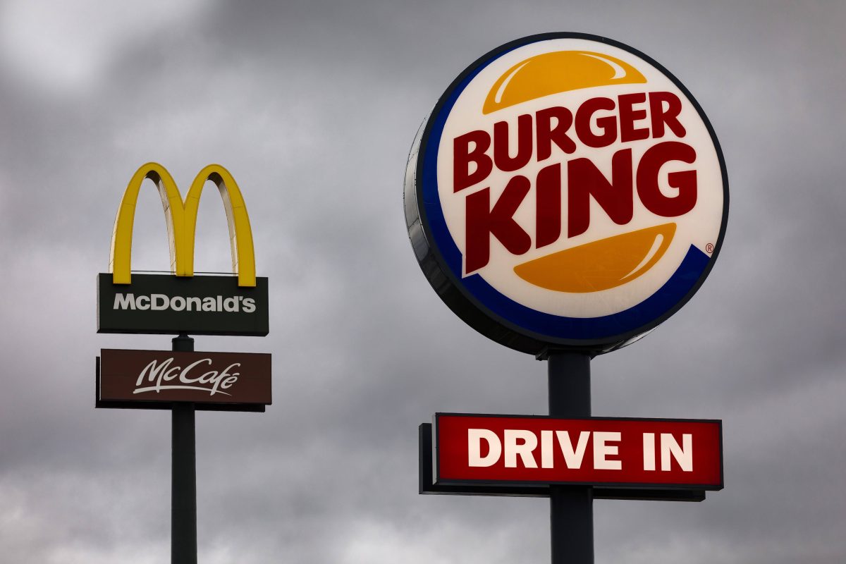 McDonald's und Burger King Schild vor grauem Himmel