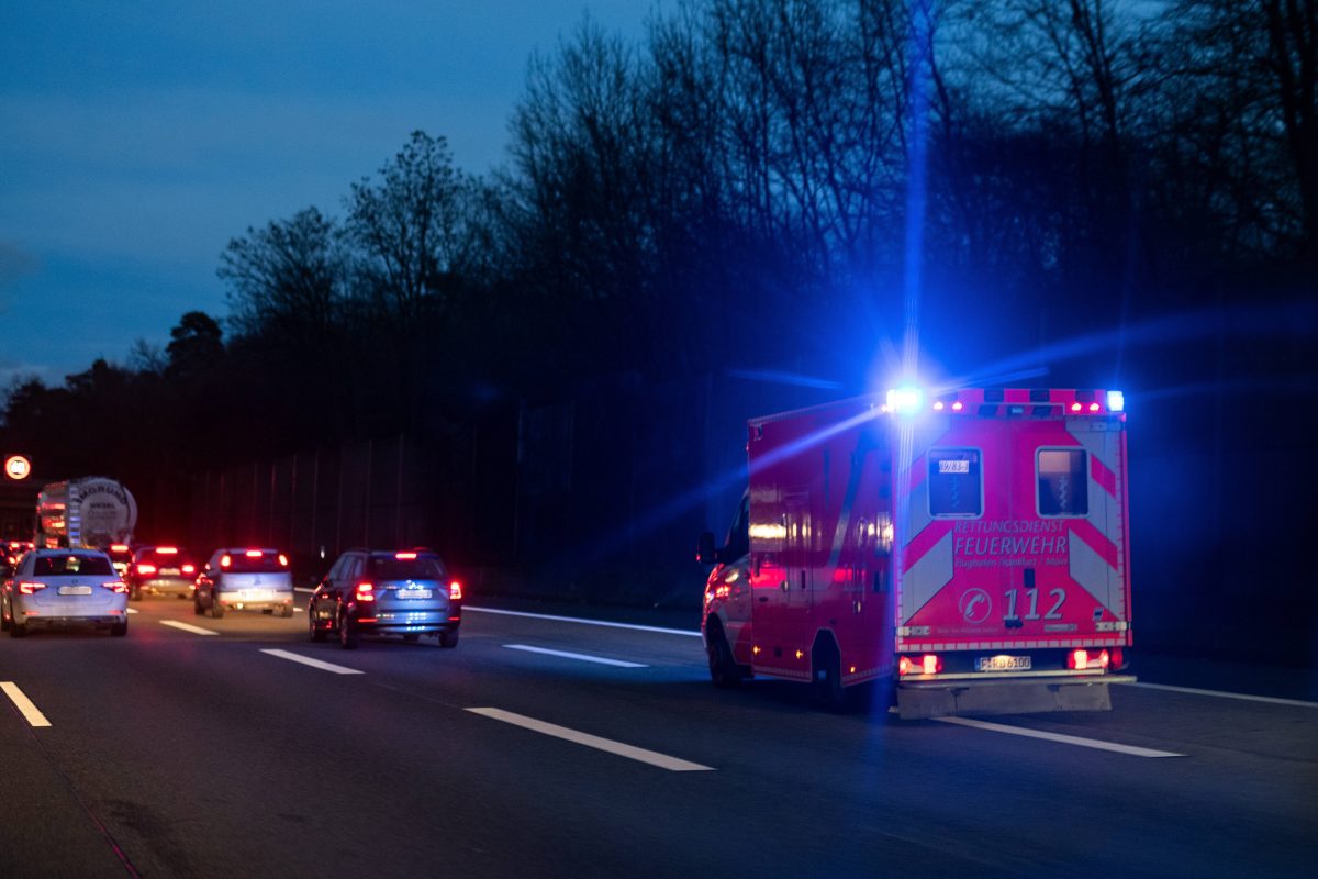 A3 bei Mülheim: Vater kommt mit seinem Auto nachts von der Fahrbahn ab. Seine Tochter verletzt sich dabei lebensgefährlich.