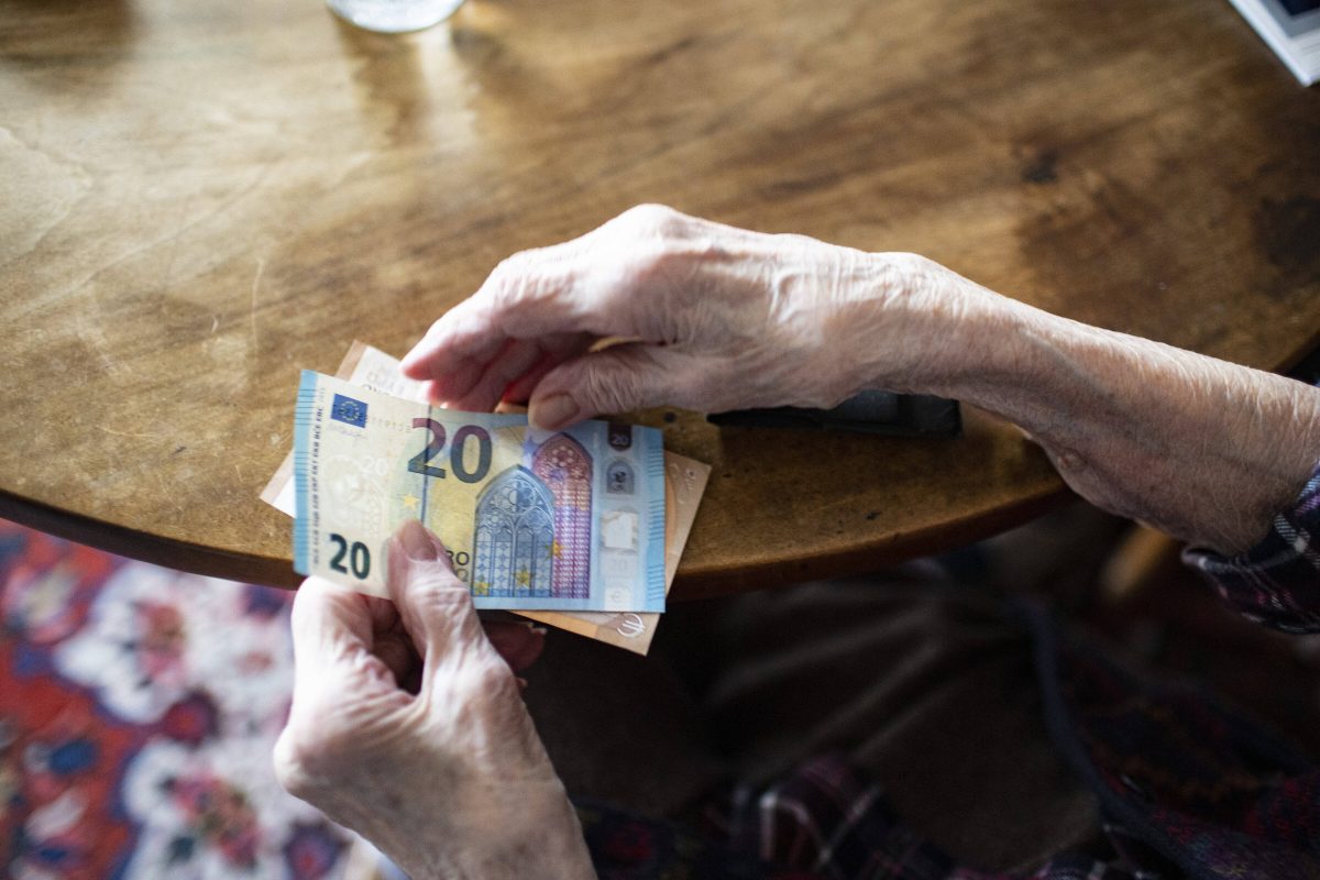 Frauen droht auch trotz Vollzeitbeschäftigung Altersarmut. Ein Beispiel zeigt, worauf wohl viele Rentnerinnen zurückgreifen müssen – und das unfreiwillig.