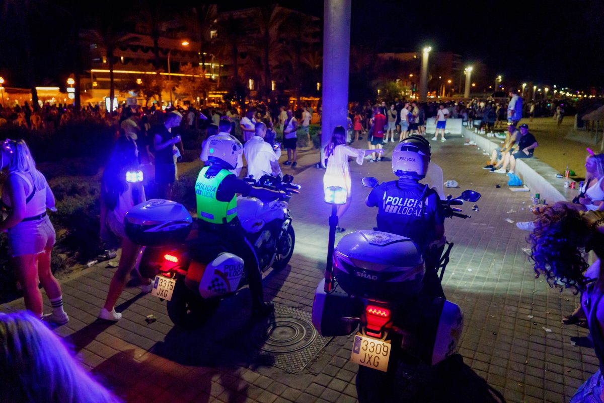 Polizei an der Playa de Palma auf Mallorca mit mehreren Urlaubern