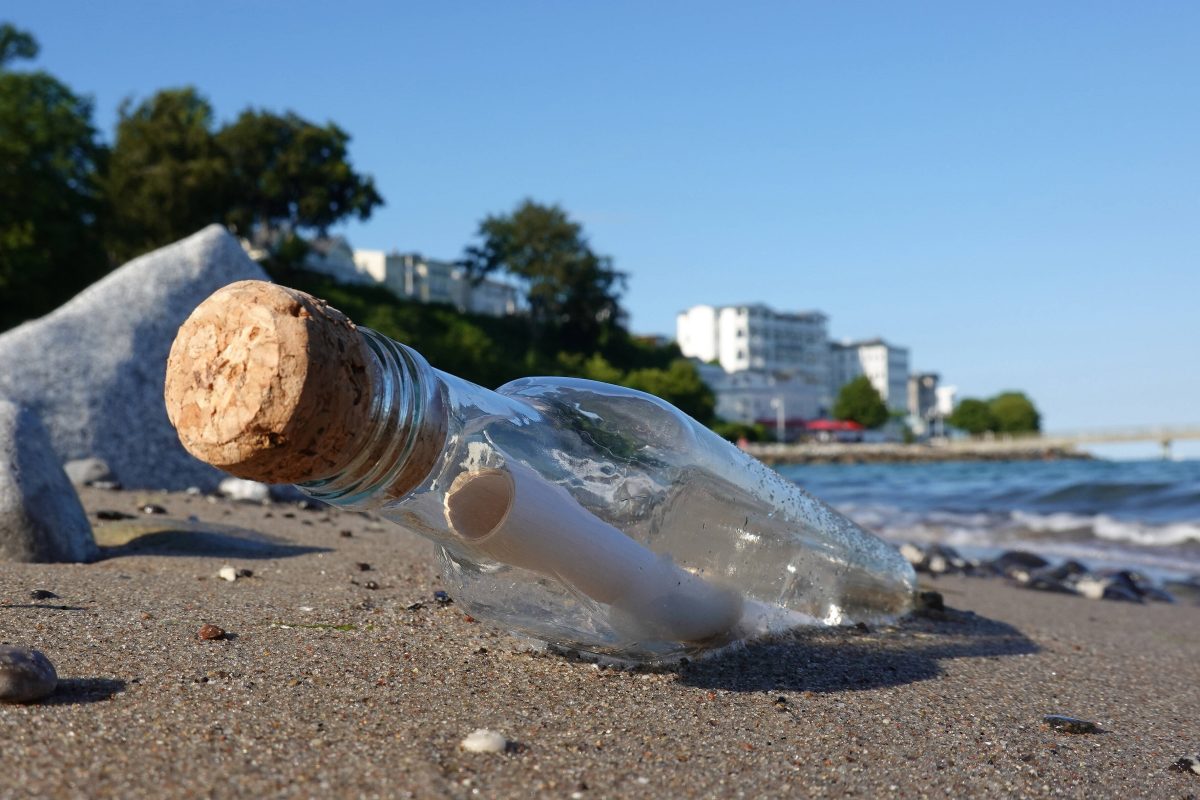 Urlaub in Italien: Gemeinde findet Flaschenpost nach vielen Jahren – und muss sofort reagieren