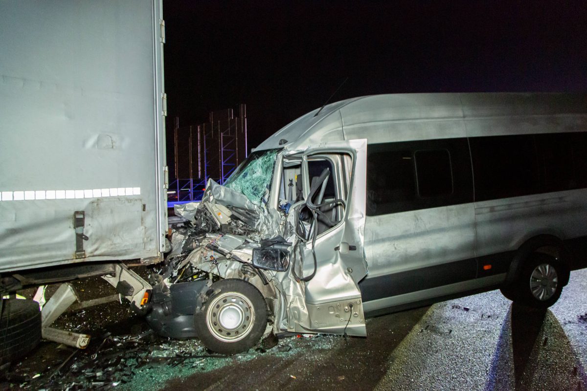 Auf der A40 in Duisburg gab es einen Auffahrunfall zwischen einem Kleintransporter und einem 40-Tonnen-Sattelzug. Bei dem Unfall starb ein 60-jähriger Mann an seinen Verletzungen.