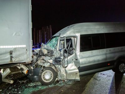 Auf der A40 in Duisburg gab es einen Auffahrunfall zwischen einem Kleintransporter und einem 40-Tonnen-Sattelzug. Bei dem Unfall starb ein 60-jähriger Mann an seinen Verletzungen.