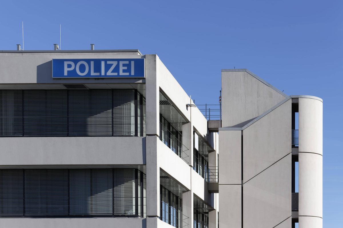 In der Polizeiwache in Essen hat überraschend ein Mörder gestanden. Daraufhin fand die Polizei eine 52-Jährige Leiche.
