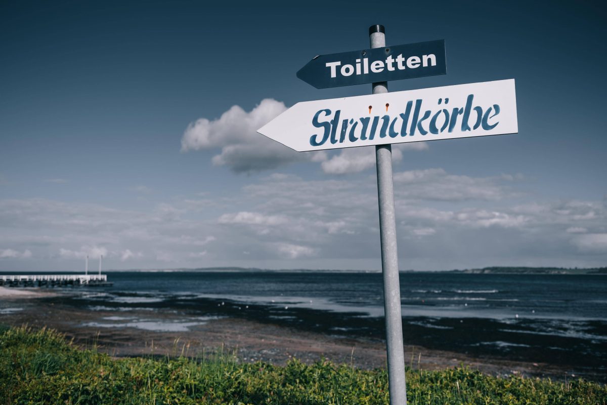 Toiletten-Wegweiser am Ostsee-Strand