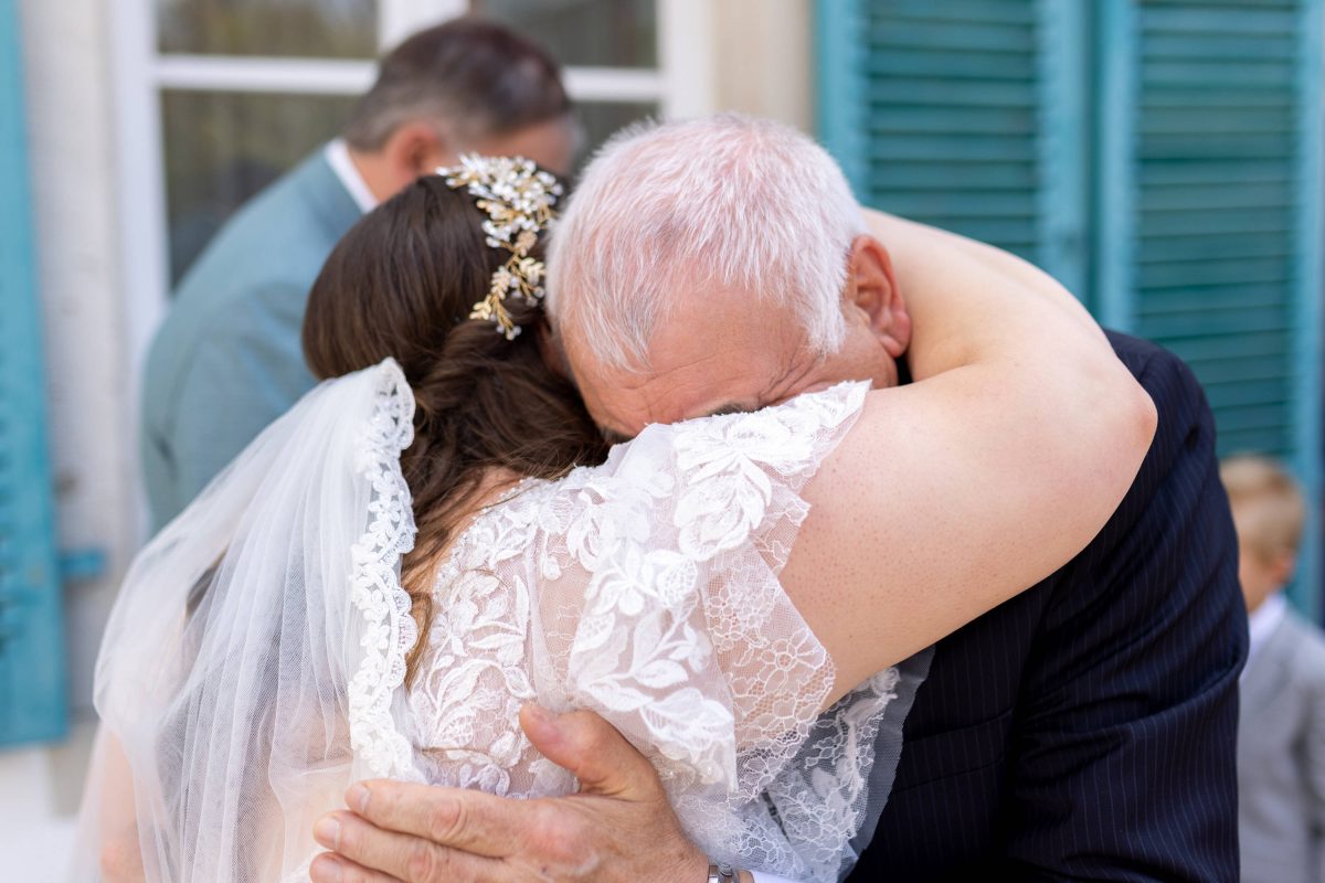 Braut und Vater umarmen sich