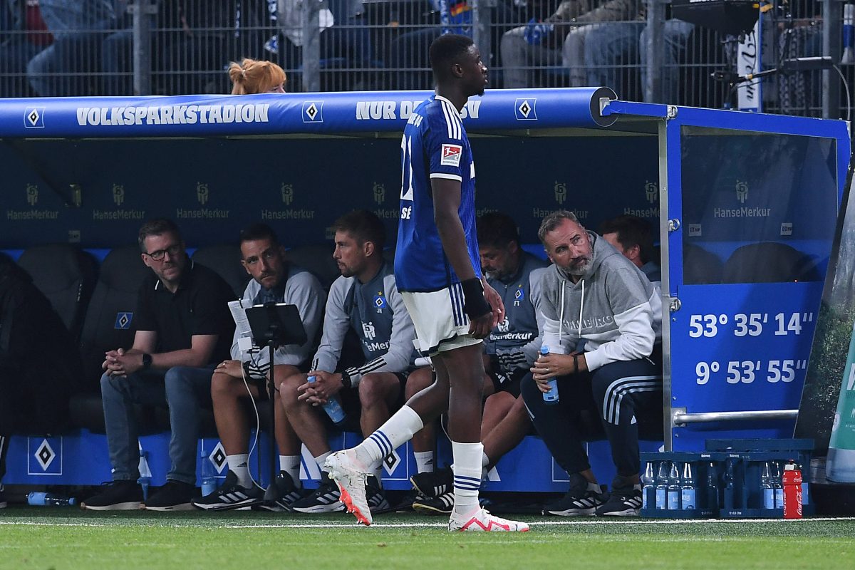 FC Schalke 04: Ibrahima Cisse schleicht vom Feld.